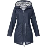 Impermeabile donna leggero con cappuccio e cordoncino